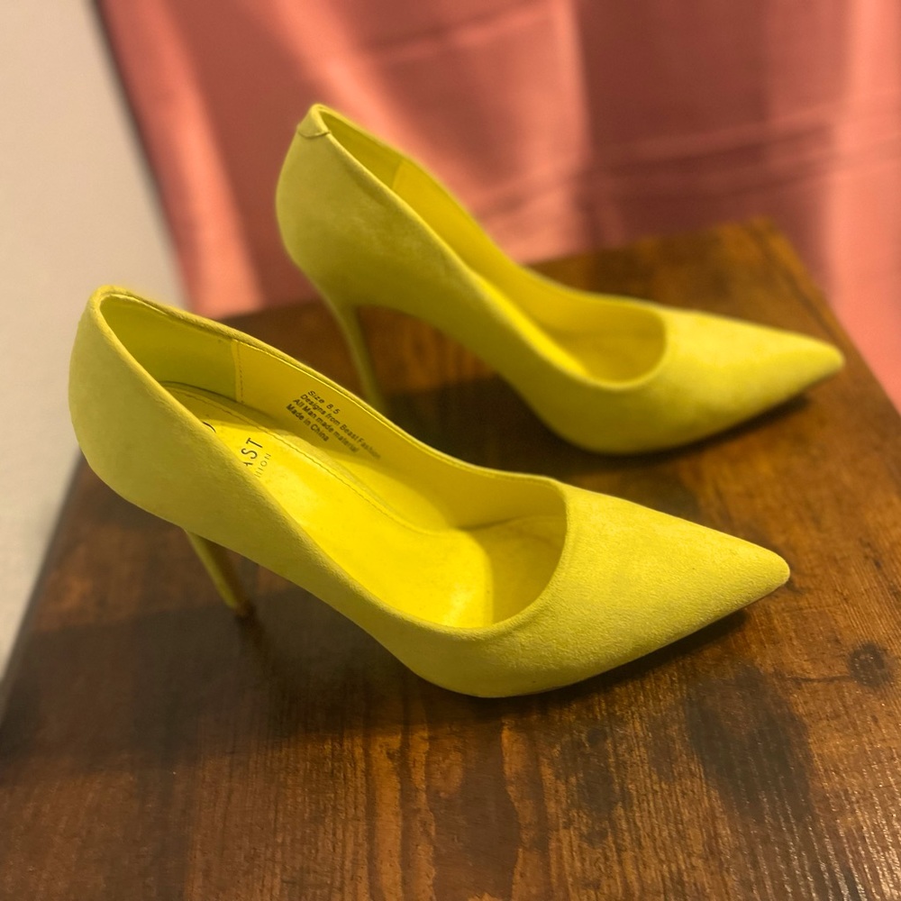 Yellow sued pumps